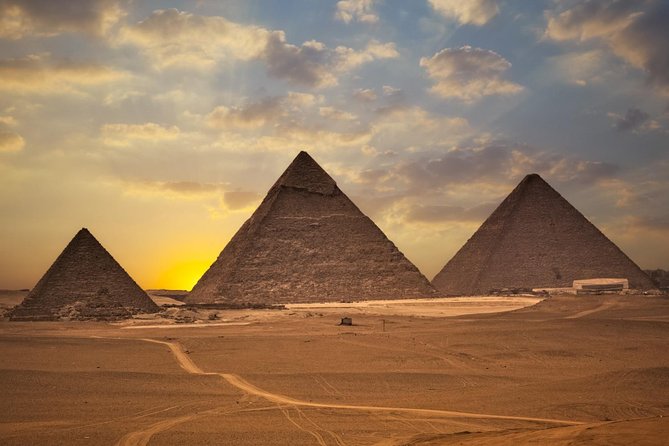 Private Half- Day Tour: Great Pyramids - Sphinx - Egyptian Museum